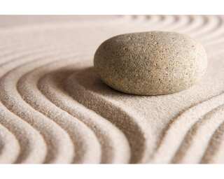 Livingwalls Fototapete «Stone on sand» 036400